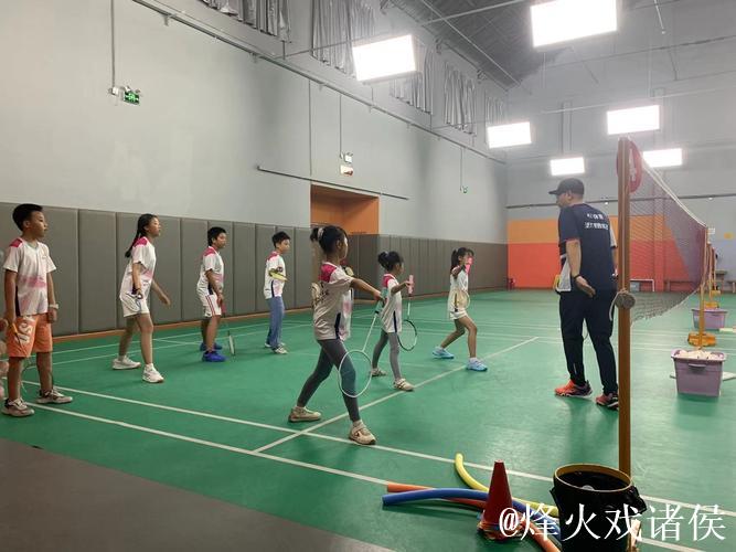 现场体育课:羽毛球趣味挑战 现场体育课:羽毛球趣味挑战